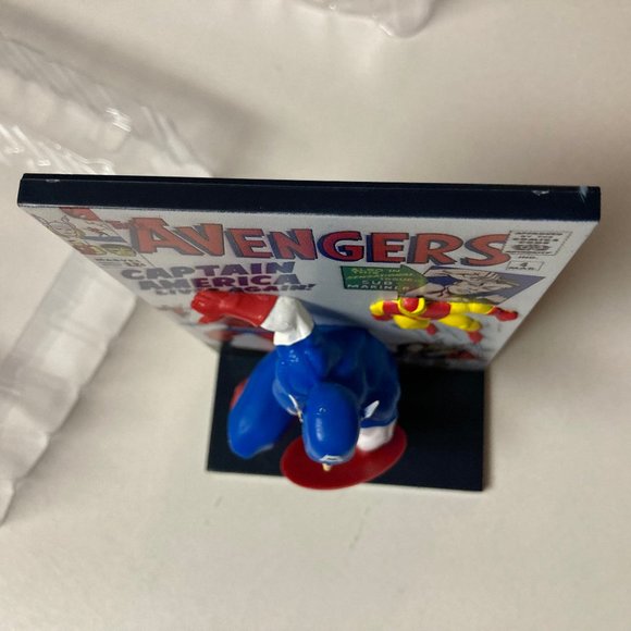 NIB Pair of Marvel Avengers 3D Loot Crate Comic Standees Hulk & Captain America - Picture 12 of 15